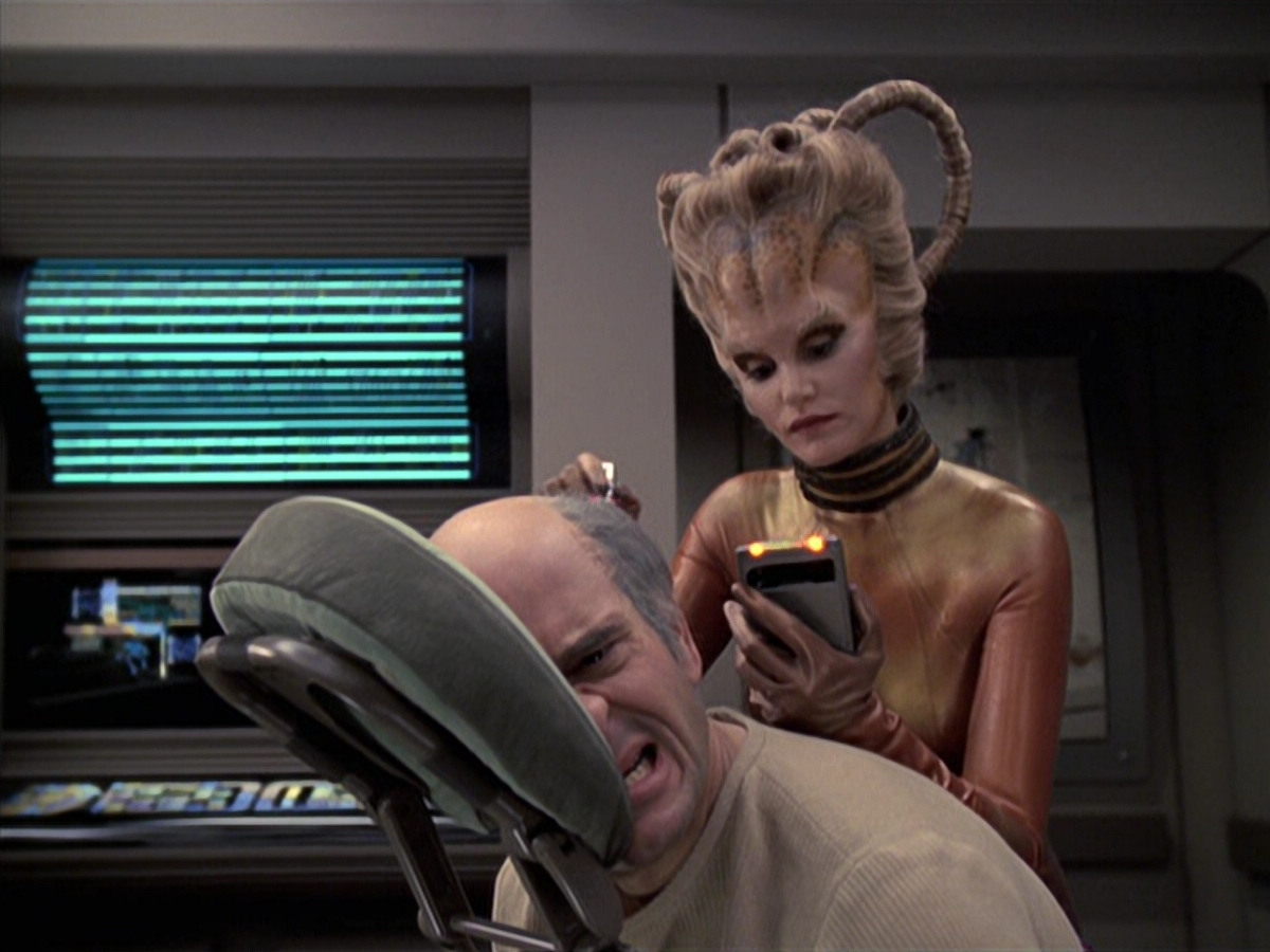 extant_StarTrek_VOY_6x24-LifeLine_01913.jpg