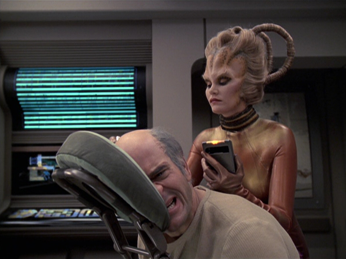 extant_StarTrek_VOY_6x24-LifeLine_01915.jpg