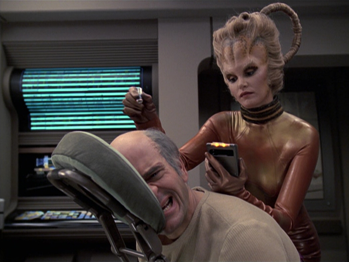 extant_StarTrek_VOY_6x24-LifeLine_01917.jpg