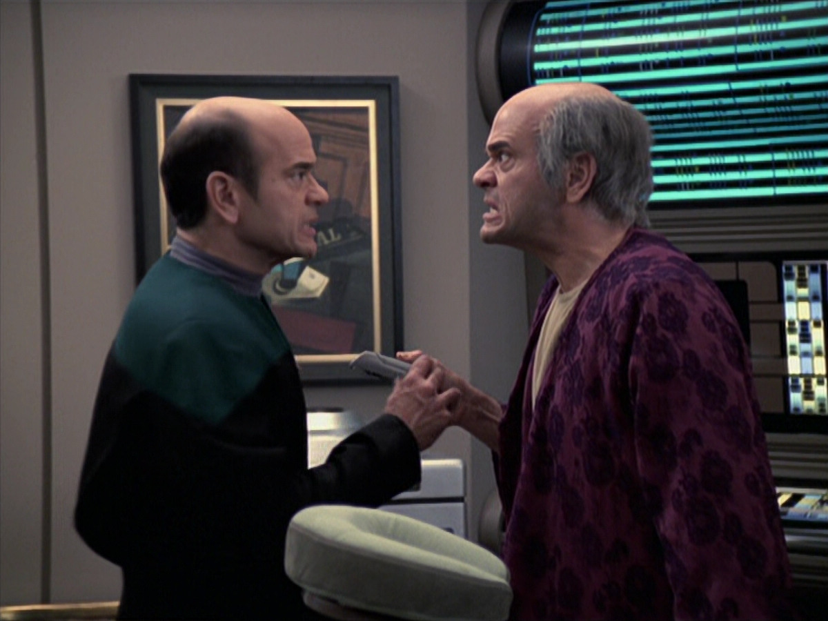 extant_StarTrek_VOY_6x24-LifeLine_01949.jpg