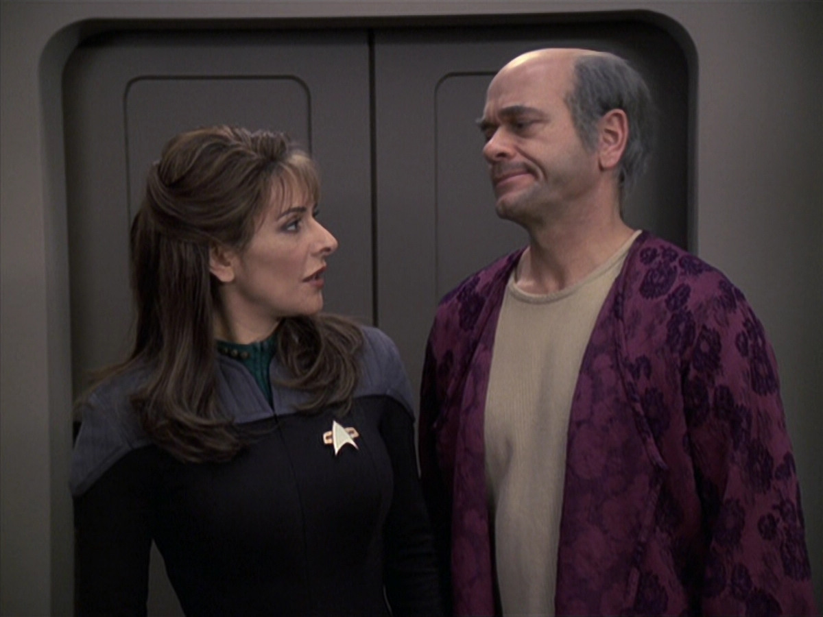 extant_StarTrek_VOY_6x24-LifeLine_02058.jpg