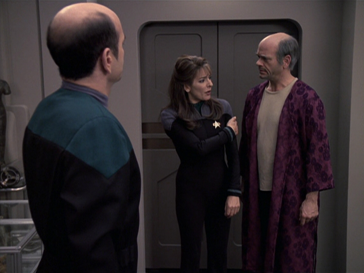extant_StarTrek_VOY_6x24-LifeLine_02065.jpg