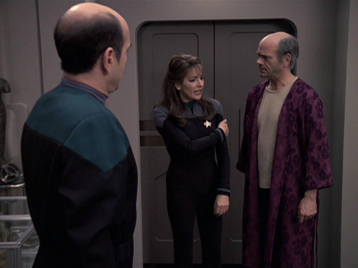 extant_StarTrek_VOY_6x24-LifeLine_02066.jpg