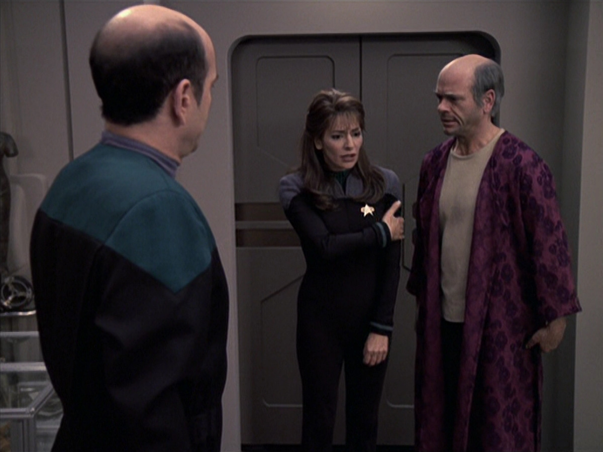 extant_StarTrek_VOY_6x24-LifeLine_02067.jpg