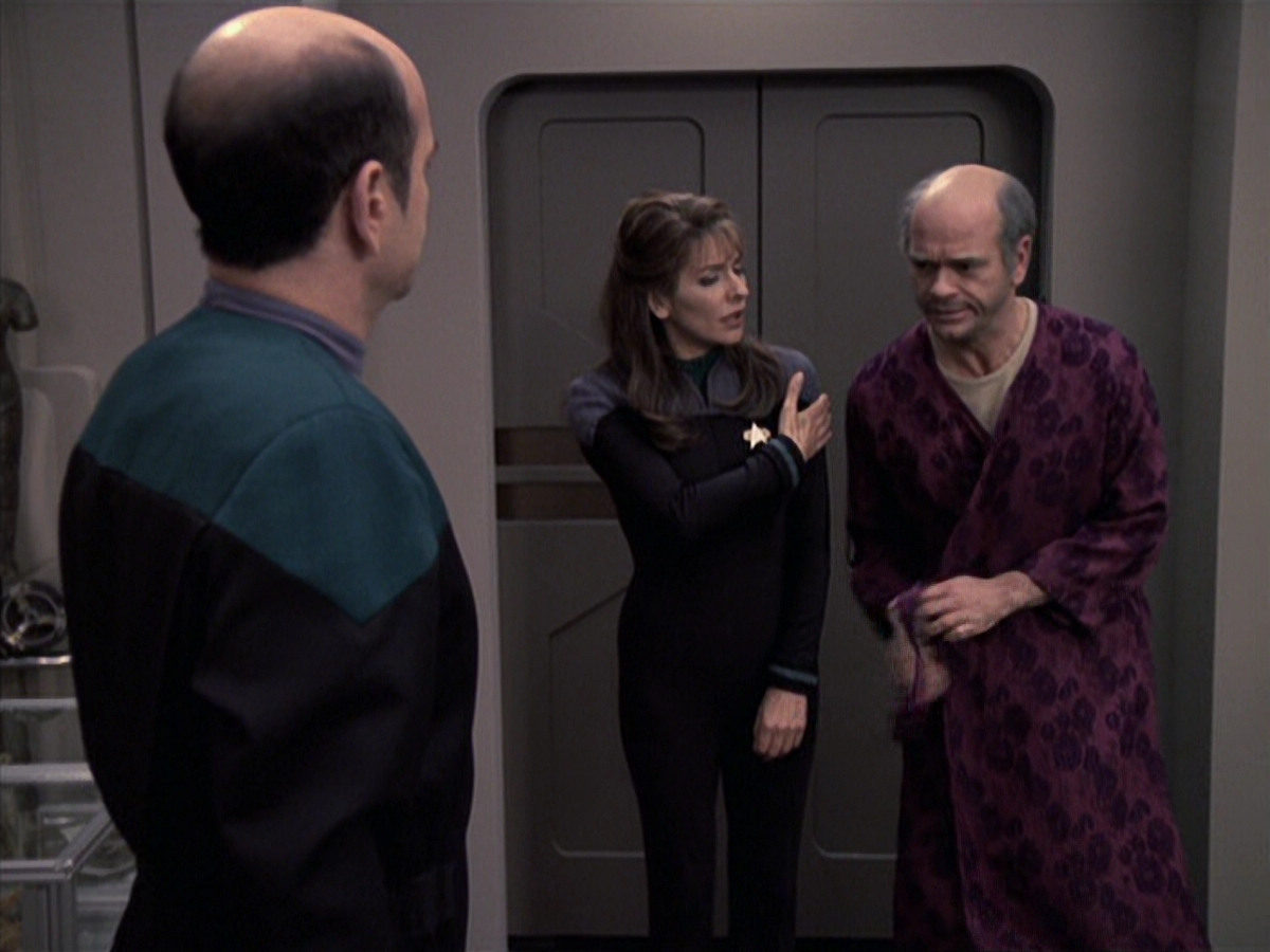 extant_StarTrek_VOY_6x24-LifeLine_02069.jpg