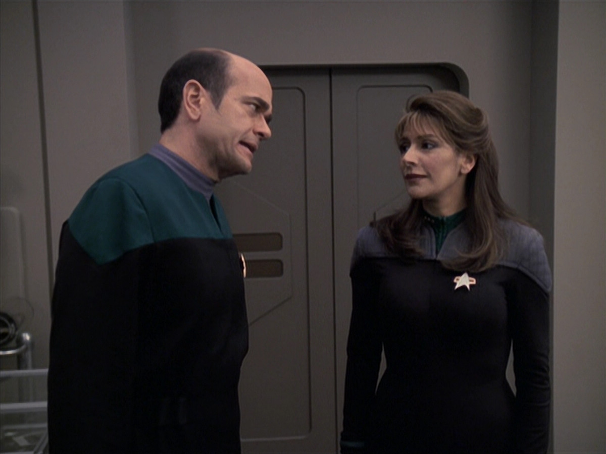 extant_StarTrek_VOY_6x24-LifeLine_02095.jpg