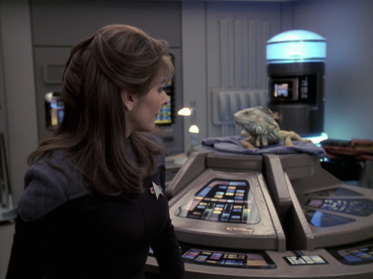 extant_StarTrek_VOY_6x24-LifeLine_02109.jpg