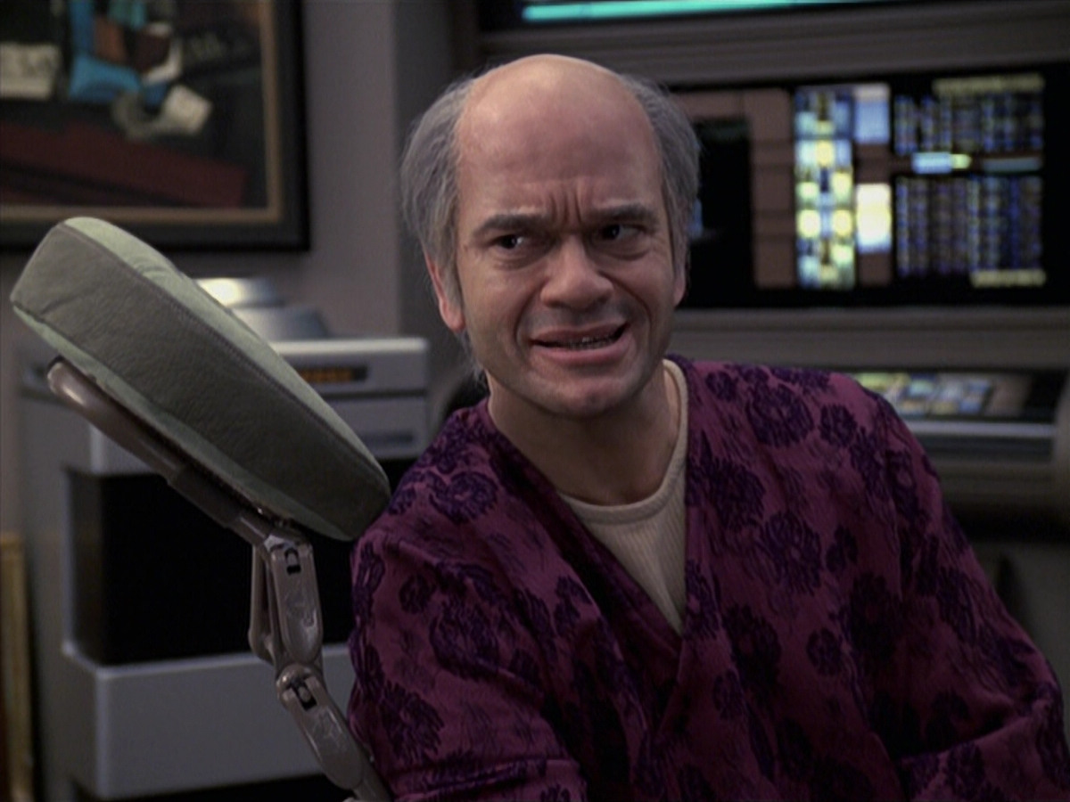 extant_StarTrek_VOY_6x24-LifeLine_02118.jpg