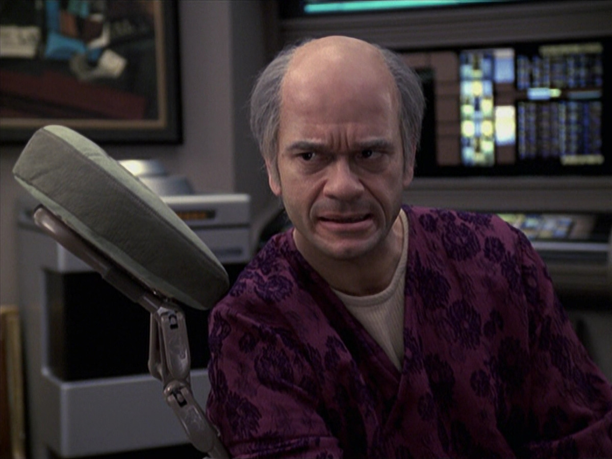 extant_StarTrek_VOY_6x24-LifeLine_02123.jpg