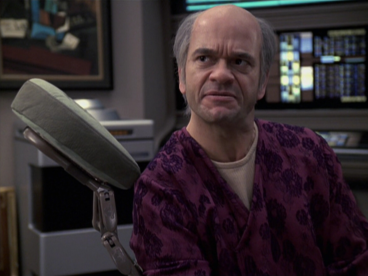 extant_StarTrek_VOY_6x24-LifeLine_02137.jpg
