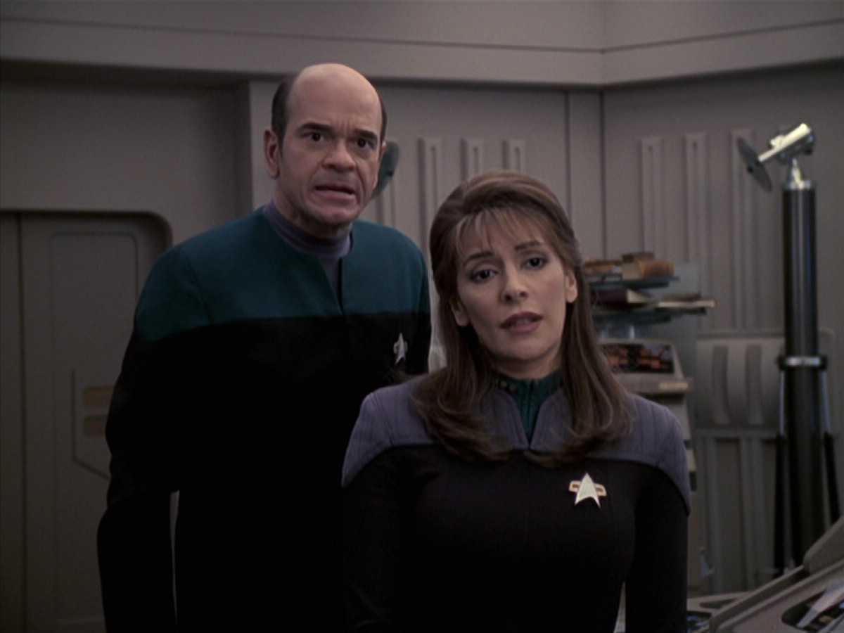 extant_StarTrek_VOY_6x24-LifeLine_02145.jpg