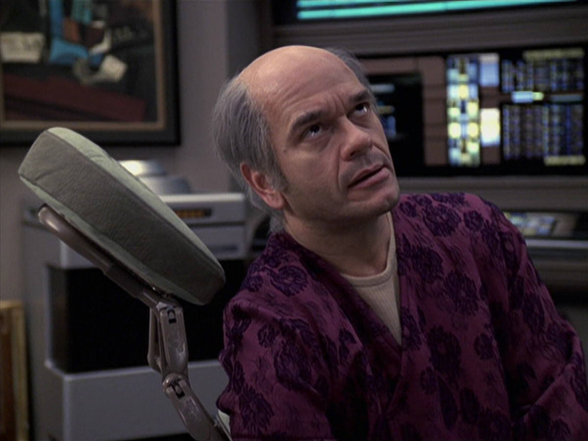 extant_StarTrek_VOY_6x24-LifeLine_02146.jpg
