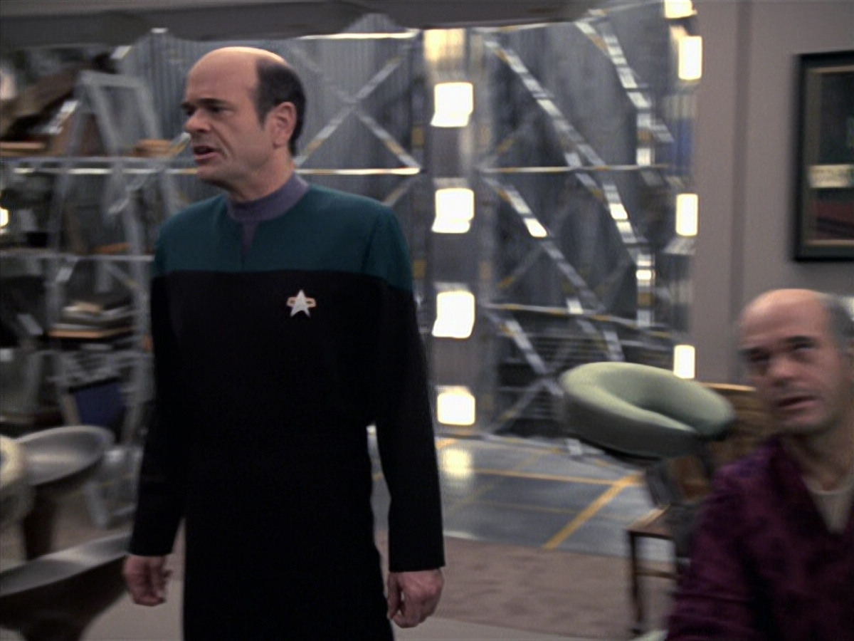 extant_StarTrek_VOY_6x24-LifeLine_02181.jpg