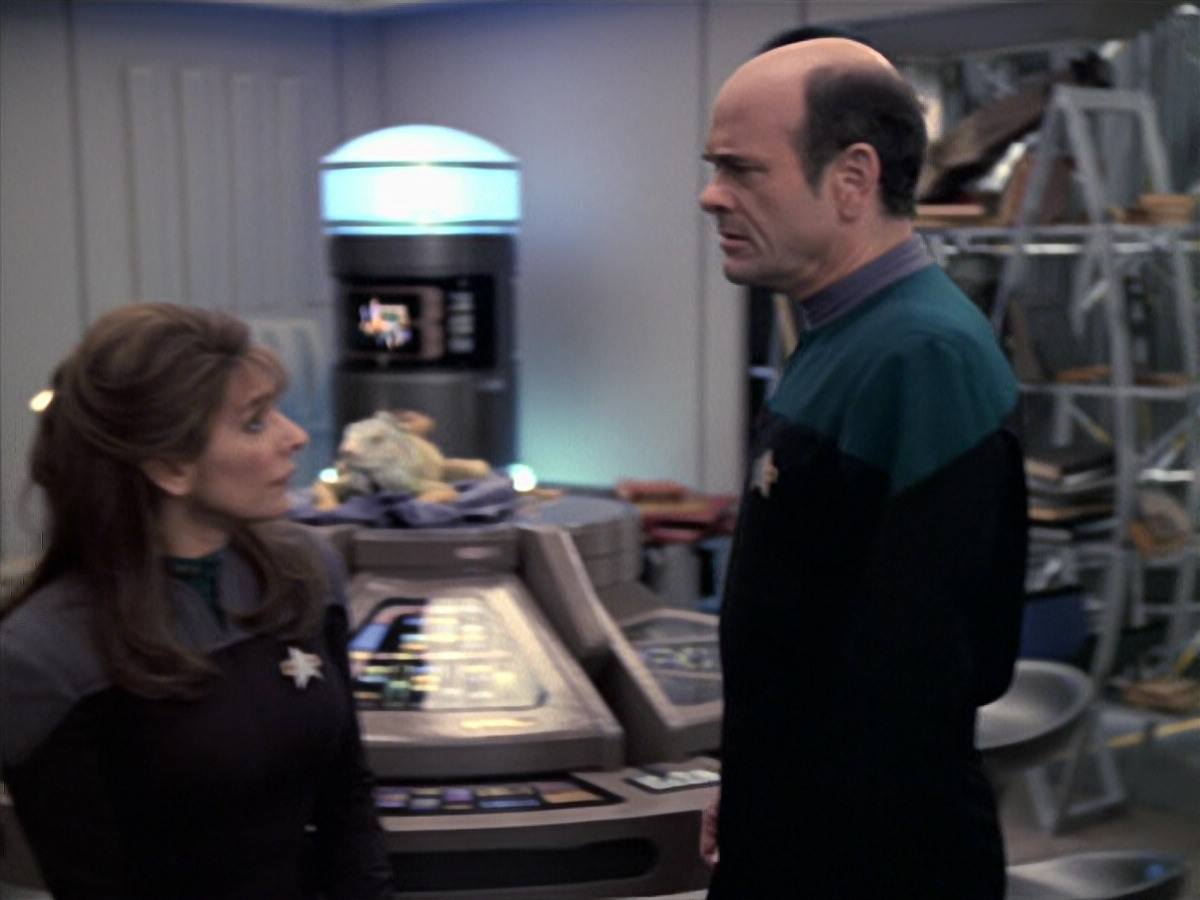 extant_StarTrek_VOY_6x24-LifeLine_02183.jpg