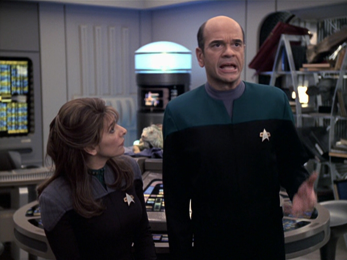 extant_StarTrek_VOY_6x24-LifeLine_02185.jpg
