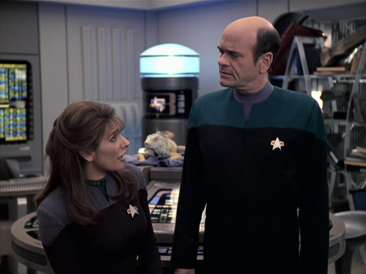 extant_StarTrek_VOY_6x24-LifeLine_02187.jpg
