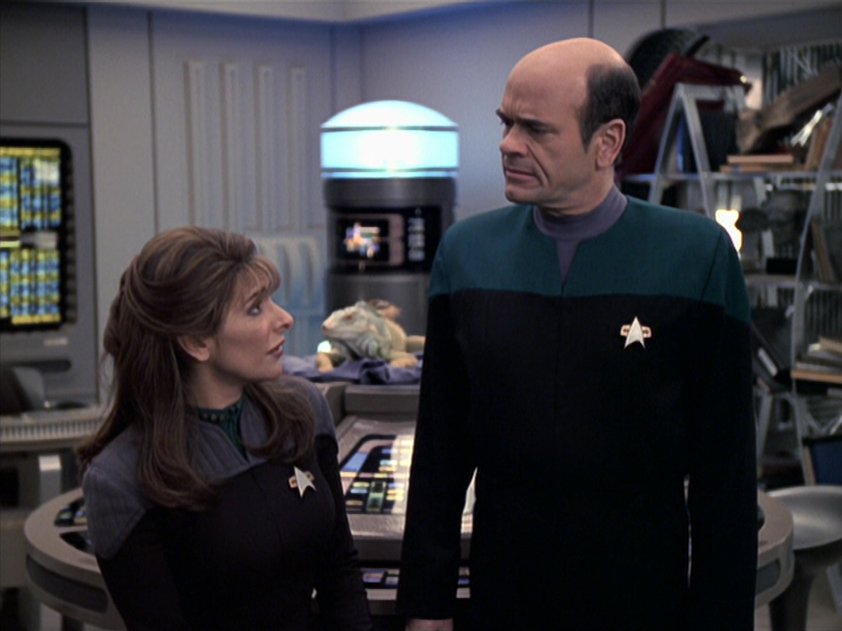 extant_StarTrek_VOY_6x24-LifeLine_02188.jpg