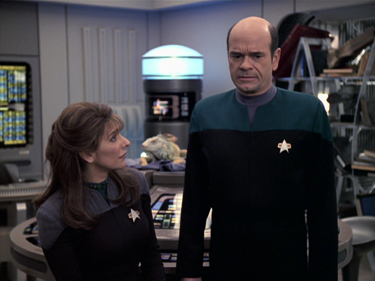 extant_StarTrek_VOY_6x24-LifeLine_02189.jpg