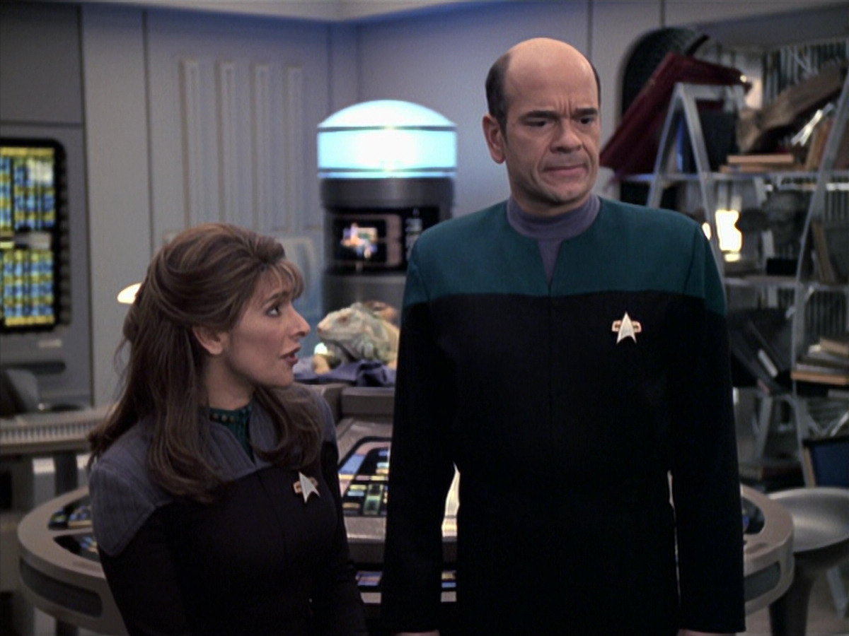 extant_StarTrek_VOY_6x24-LifeLine_02191.jpg