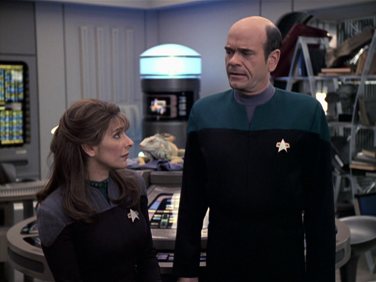 extant_StarTrek_VOY_6x24-LifeLine_02192.jpg