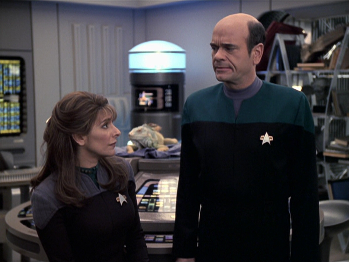 extant_StarTrek_VOY_6x24-LifeLine_02193.jpg