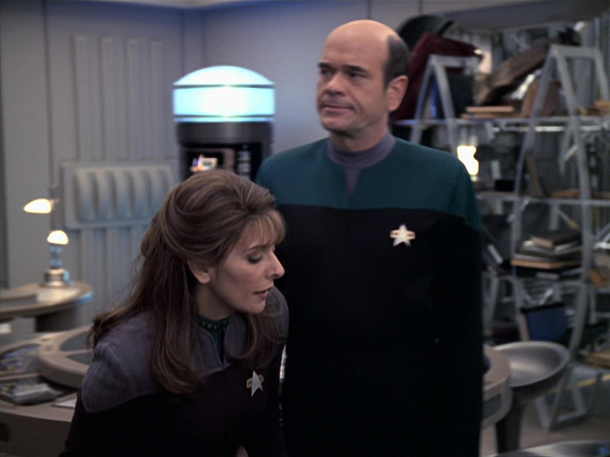 extant_StarTrek_VOY_6x24-LifeLine_02201.jpg