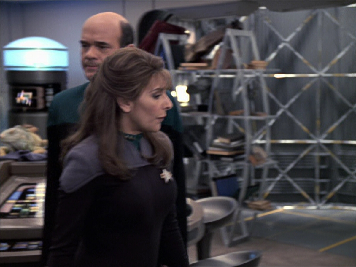 extant_StarTrek_VOY_6x24-LifeLine_02202.jpg