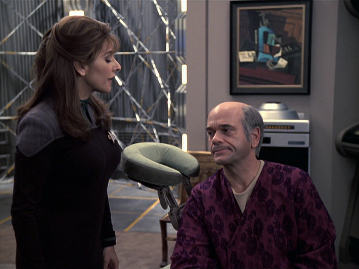 extant_StarTrek_VOY_6x24-LifeLine_02210.jpg