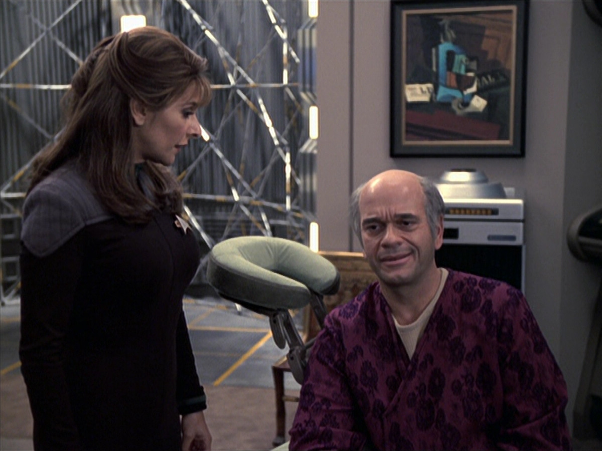 extant_StarTrek_VOY_6x24-LifeLine_02215.jpg