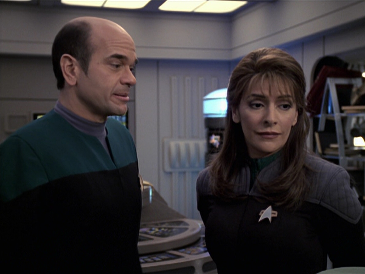 extant_StarTrek_VOY_6x24-LifeLine_02254.jpg