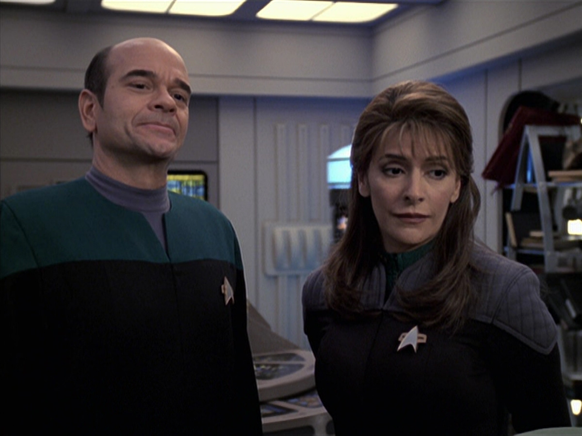 extant_StarTrek_VOY_6x24-LifeLine_02258.jpg