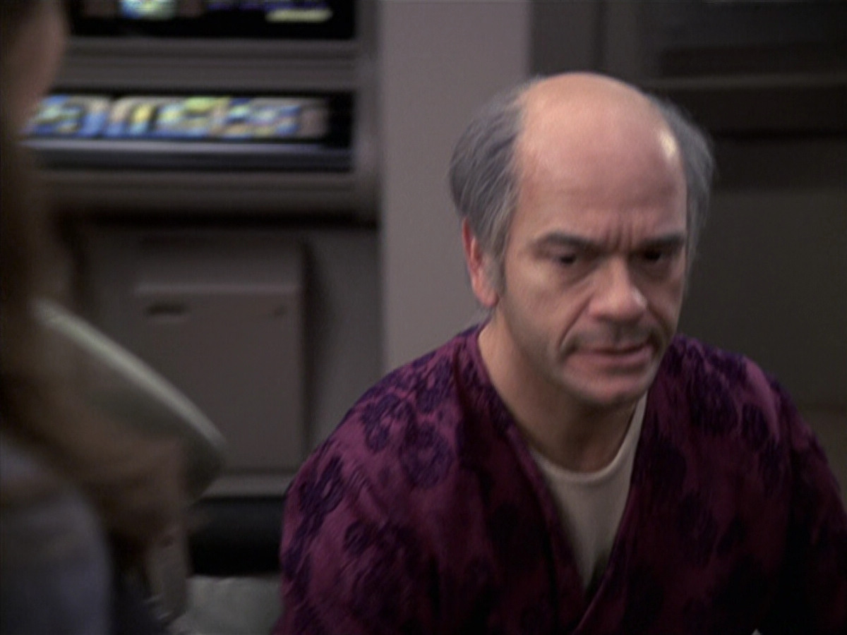 extant_StarTrek_VOY_6x24-LifeLine_02264.jpg
