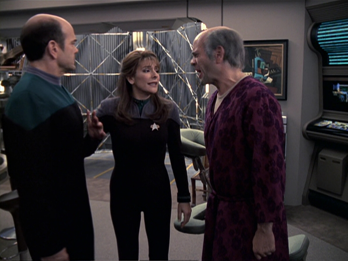extant_StarTrek_VOY_6x24-LifeLine_02284.jpg