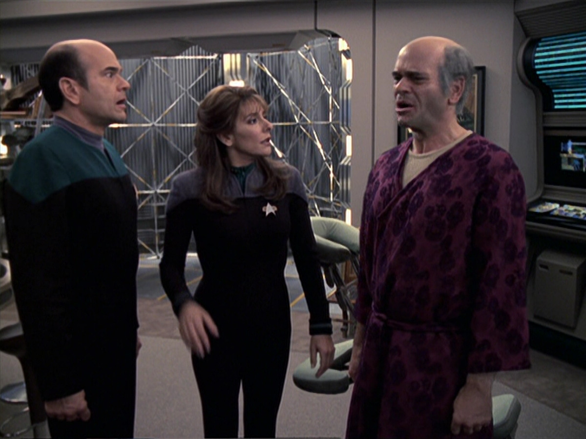 extant_StarTrek_VOY_6x24-LifeLine_02286.jpg
