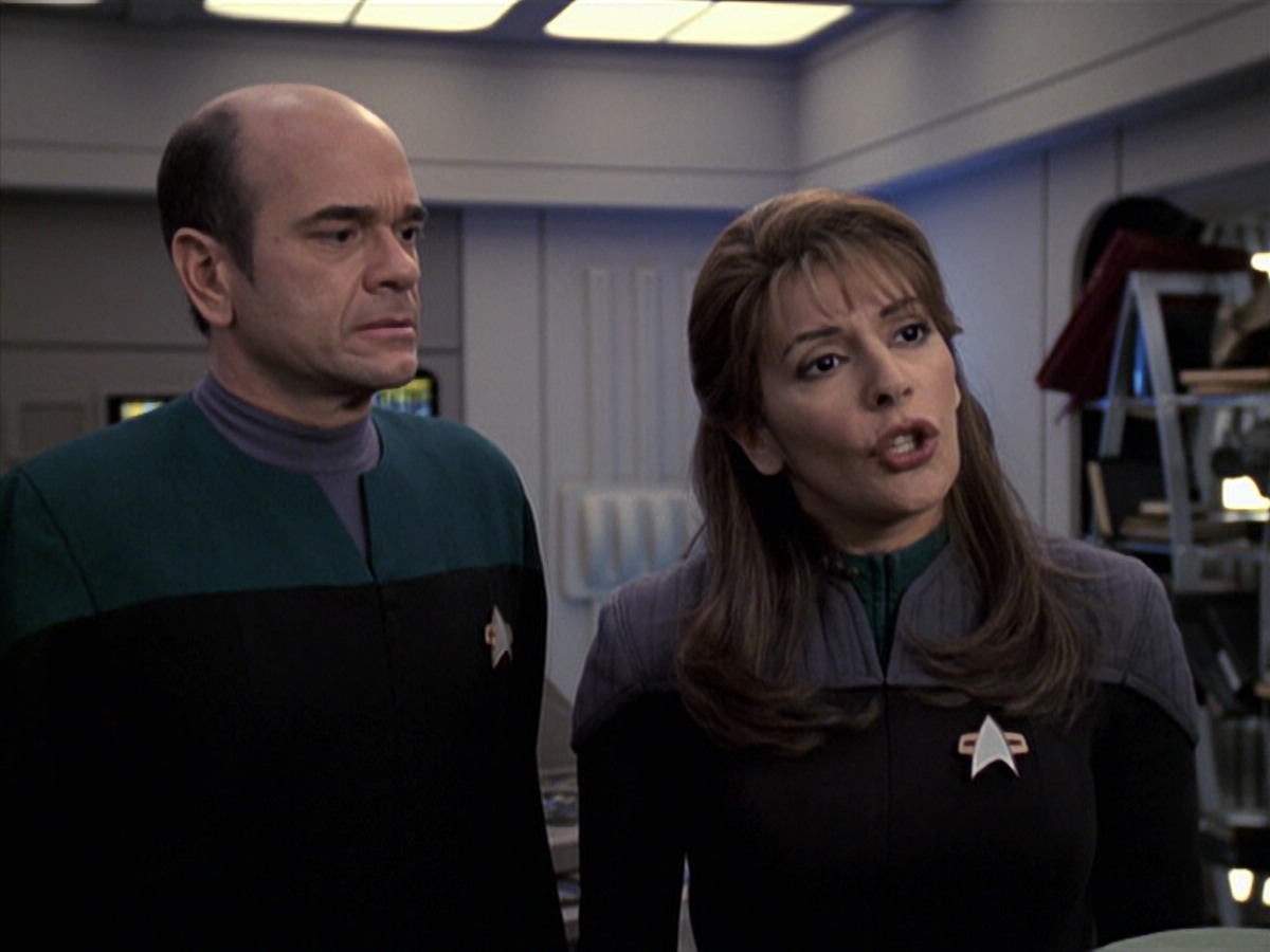 extant_StarTrek_VOY_6x24-LifeLine_02290.jpg