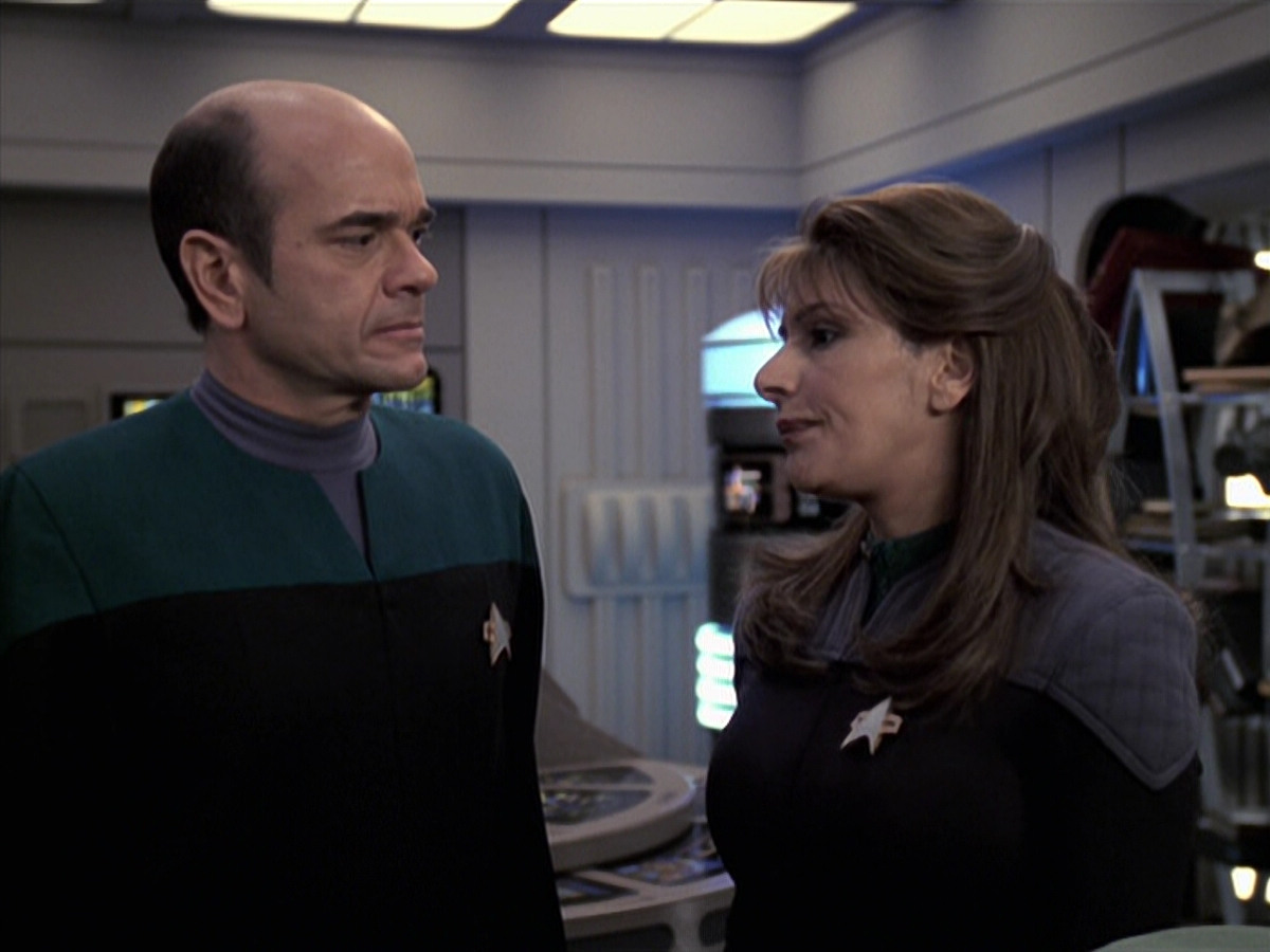 extant_StarTrek_VOY_6x24-LifeLine_02291.jpg