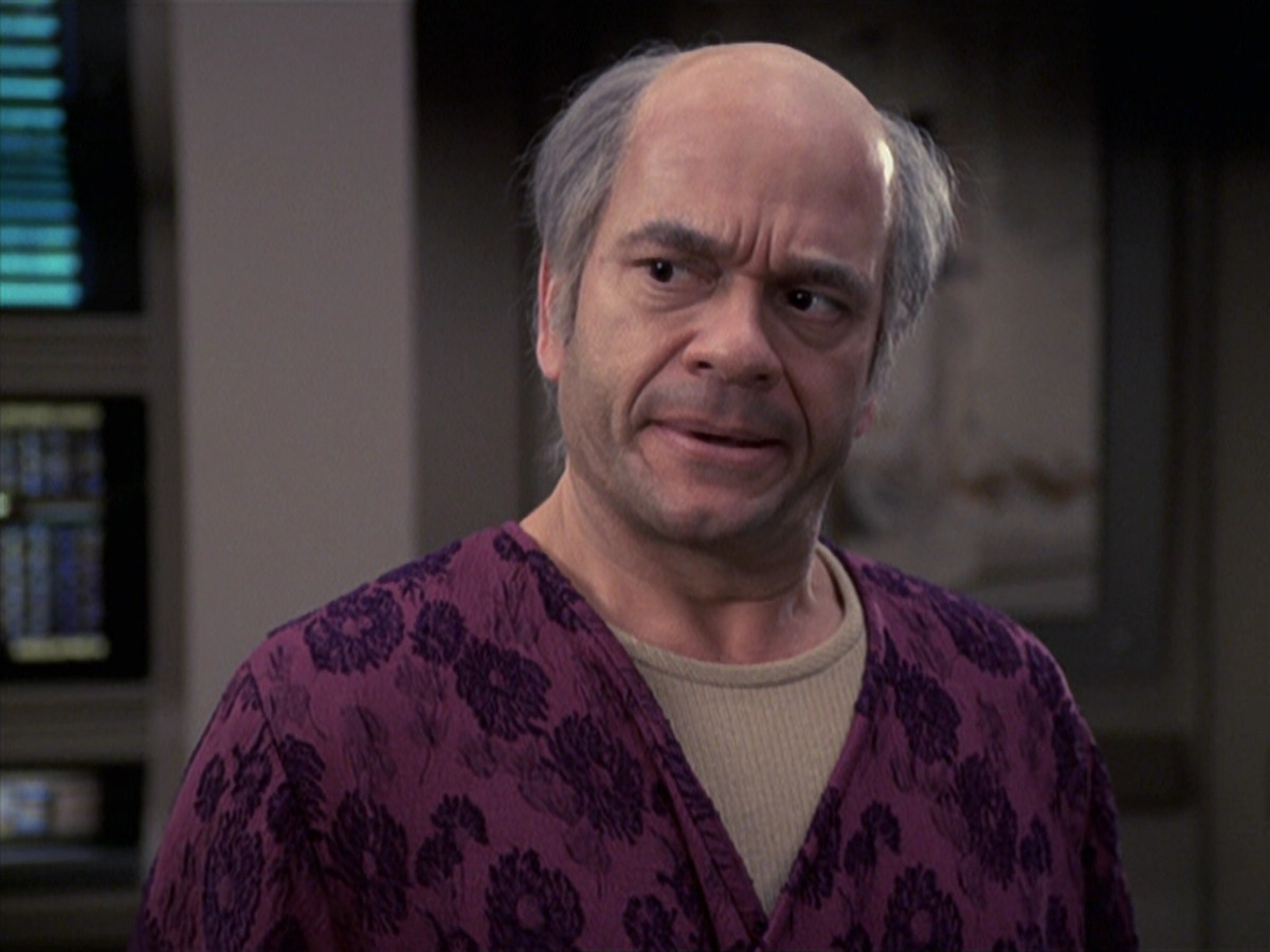 extant_StarTrek_VOY_6x24-LifeLine_02294.jpg