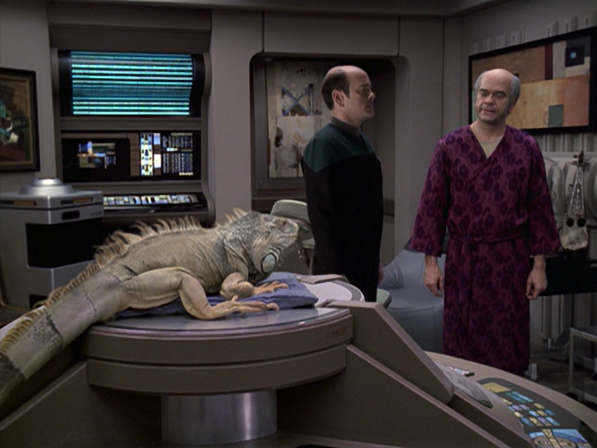 extant_StarTrek_VOY_6x24-LifeLine_02313.jpg