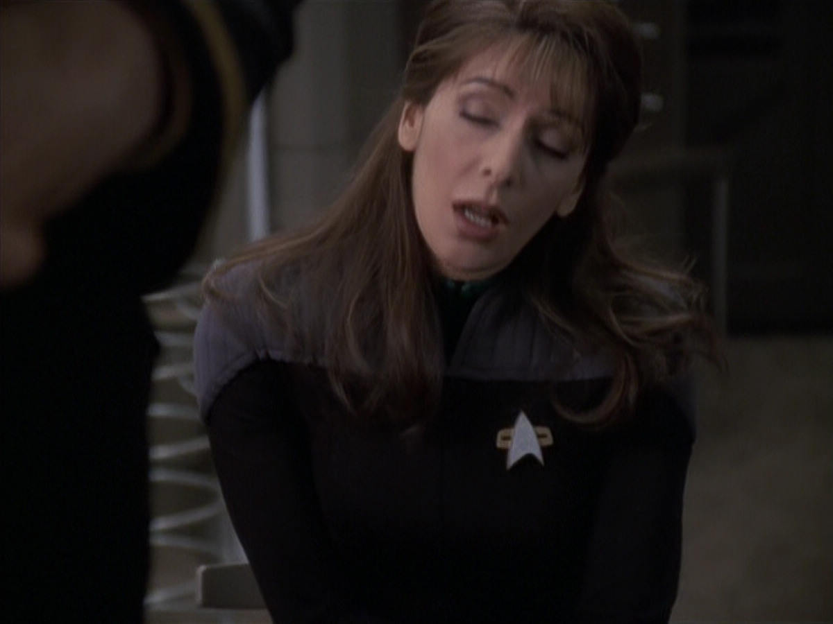 extant_StarTrek_VOY_6x24-LifeLine_02317.jpg
