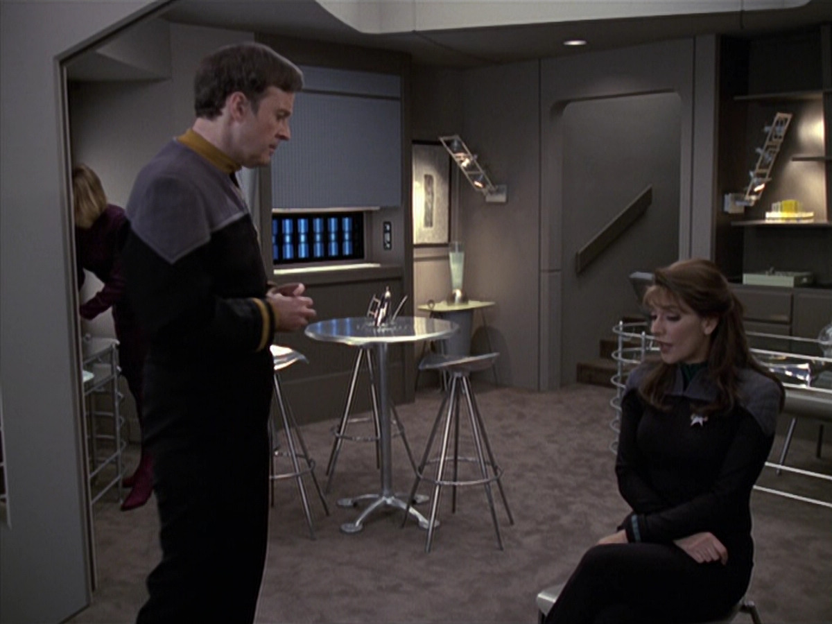 extant_StarTrek_VOY_6x24-LifeLine_02321.jpg
