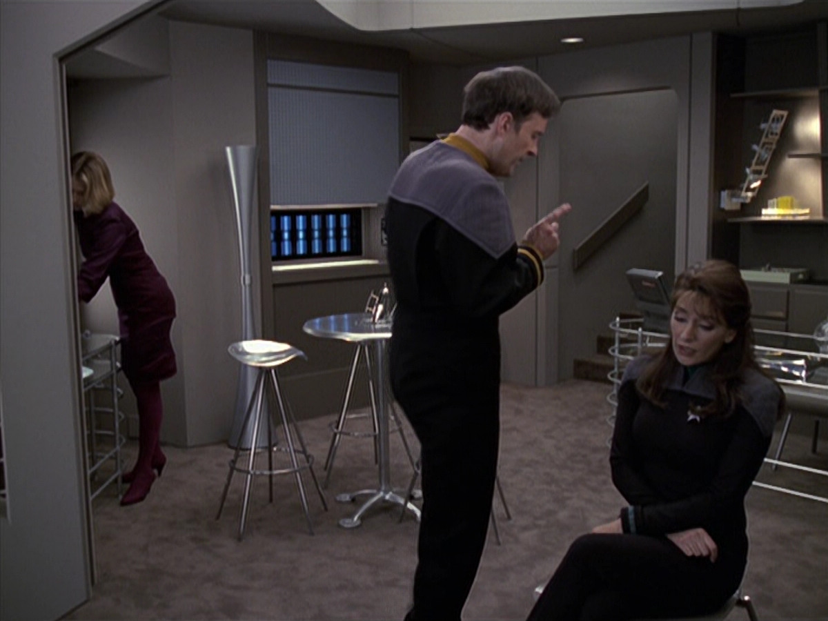 extant_StarTrek_VOY_6x24-LifeLine_02323.jpg