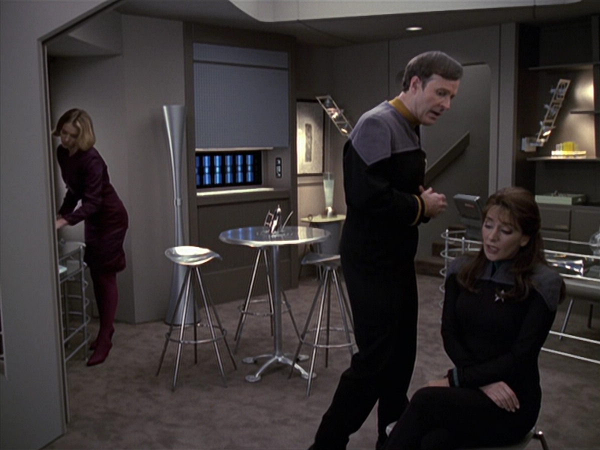 extant_StarTrek_VOY_6x24-LifeLine_02324.jpg