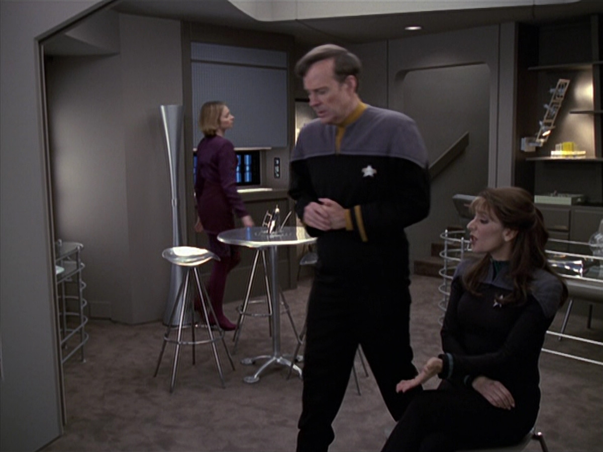 extant_StarTrek_VOY_6x24-LifeLine_02327.jpg