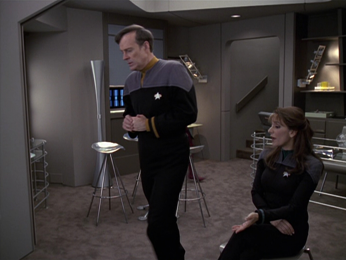 extant_StarTrek_VOY_6x24-LifeLine_02328.jpg