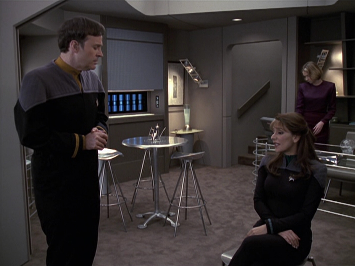 extant_StarTrek_VOY_6x24-LifeLine_02332.jpg