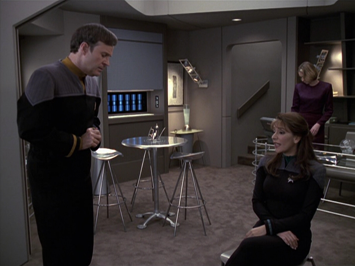 extant_StarTrek_VOY_6x24-LifeLine_02333.jpg