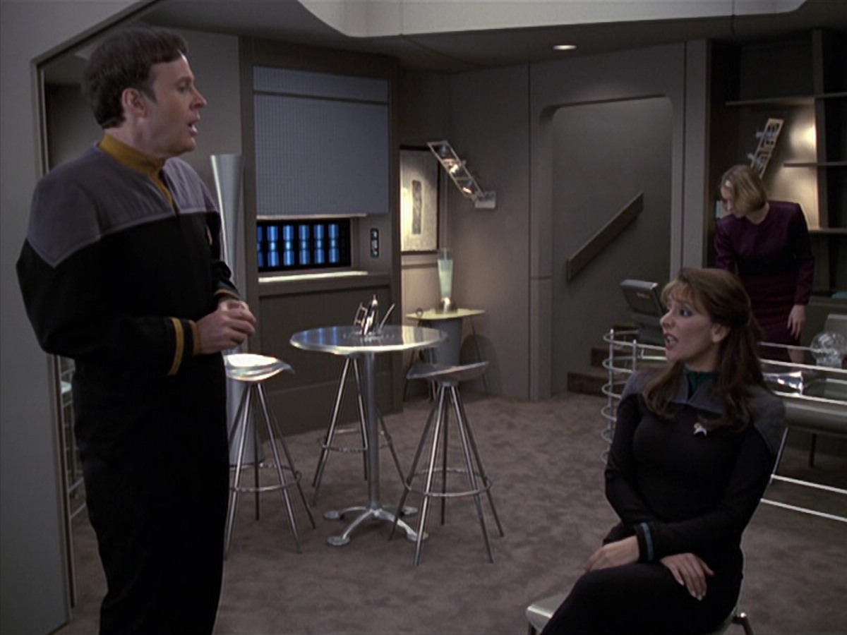extant_StarTrek_VOY_6x24-LifeLine_02335.jpg