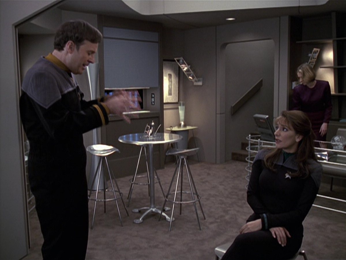 extant_StarTrek_VOY_6x24-LifeLine_02339.jpg