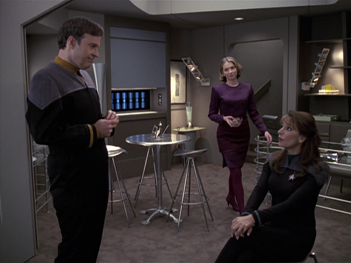 extant_StarTrek_VOY_6x24-LifeLine_02365.jpg