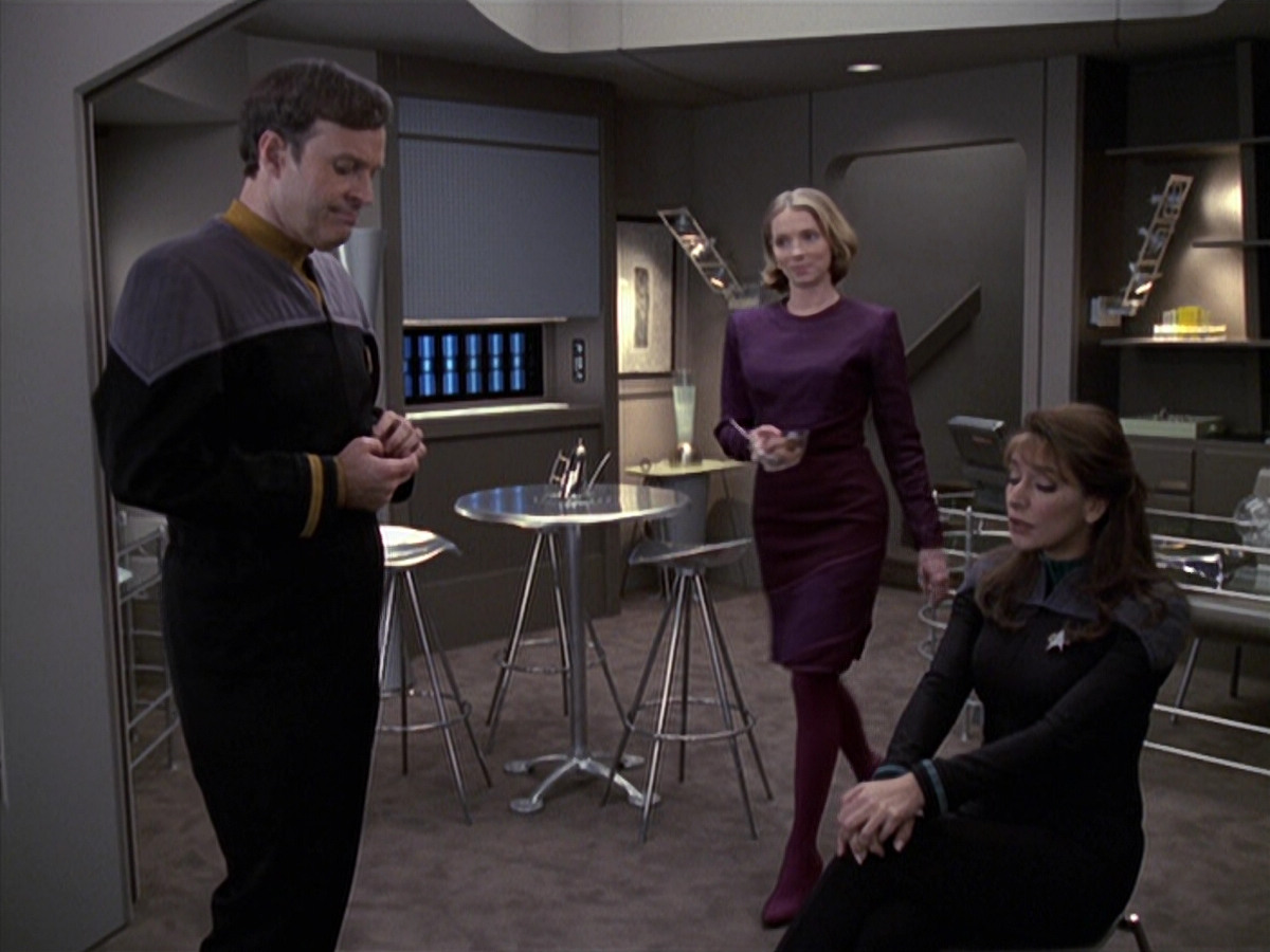 extant_StarTrek_VOY_6x24-LifeLine_02366.jpg